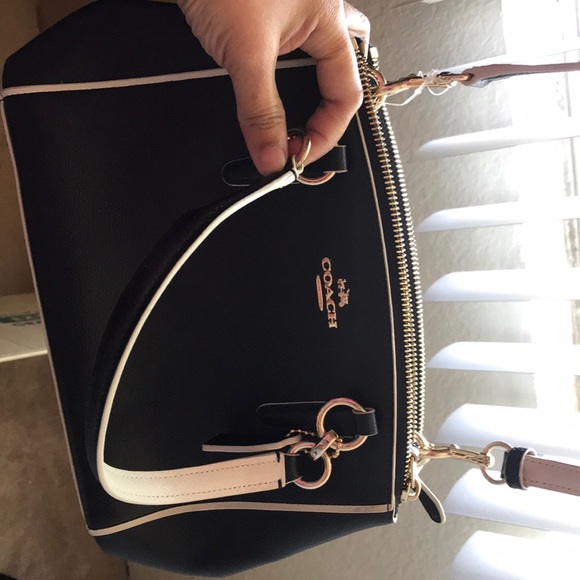 Medium coach sling bag like new - Picture 2 of 5